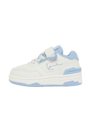 Sneaker bianco con accenti azzurri, realizzato in pelle e materiale sintetico. Dotato di una chiusura a strappo e suola testurizzata.