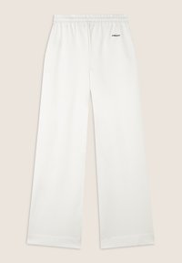 Pantalones de lounge blancos, hechos de tela suave, con una cinturilla elástica y el logo "FREDDY" en negro en la parte superior izquierda.