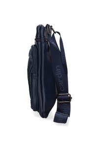 Borsa in ecopelle blu navy con chiusura a zip, tasca laterale e tracolla regolabile con motivo a logo. Design sottile e rettangolare.
