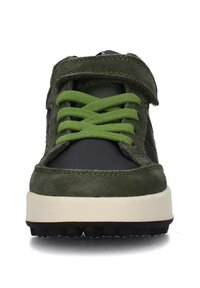 Sneaker in suede verde e rete nera con lacci verdi e una fascia a strappo. Suola intermedia bianca con una suola esterna in gomma nera.