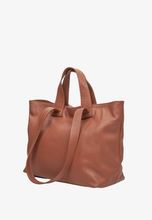 Brązowa skórzana torba typu tote o teksturowanej powierzchni, z dwoma krótkimi uchwytami oraz dłuższym paskiem na ramię dla większej wszechstronności. Projekt bez zapięcia na górze.