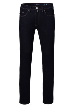 Dunkelblaue Denim-Jeans mit schlankem Schnitt, ausgestattet mit einem Knopfverschluss, fünf Taschen und kontrastierenden orangen Nähten entlang der Nähte.