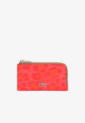Cartera rectangular de piel con diseño rojo-anaranjado, cremallera beige y logotipo plateado "BIMBA Y LOLA" en la parte delantera.