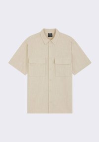Camisa de manga corta en beige claro, con una tela texturizada, dos bolsillos frontales, cuello y cierre frontal de botones.