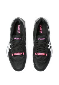 Scarpe sportive nere con tomaia in mesh, dettagli rosa e strisce bianche laterali. Presentano il marchio DYNAWARP sulla linguetta e suola con trama.