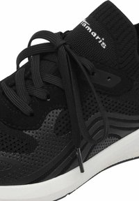 Černá atletická bota vyrobená z materiálů síťoviny a semiše, kulatá špička, žebrovaný límec, tradiční šněrování a bílá mezipodešev s jemnými černými akcenty.