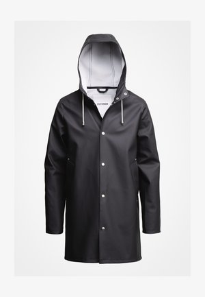 Svart vattentät regnrock med huva, utrustad med silverfärgade tryckknappar, sidofickor och en slät yta, designad för skydd mot regn.