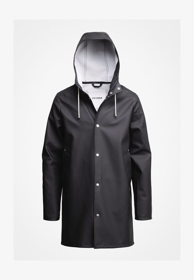 Zwarte waterdichte regenjas met een capuchon, voorzien van zilverkleurige drukknopen, zijzakken en een gladde textuur, ontworpen ter bescherming tegen regen.