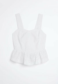 Bílý peplum top s širokými ramínky, který se vyznačuje vyšívanými výřezy u hemu. Hladká bavlněná tkanina, strukturovaný design korzetu.