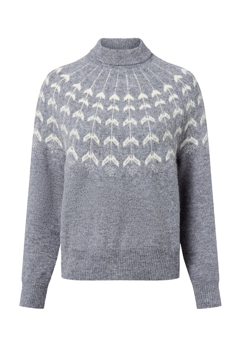 Grauer Strickpullover mit Stehkragen, der ein weißes Pfeilmuster über der Brust aufweist. Rippbündchen und -saum sorgen für einen strukturierten Abschluss.