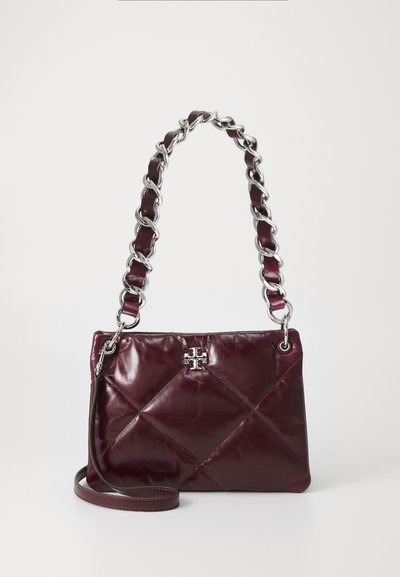 Quilted bordeauxfarbene Lederhandtasche mit einer silbernen Kette und einem Leder-Schulterriemen, versehen mit einem dekorativen Logo in der Mitte.