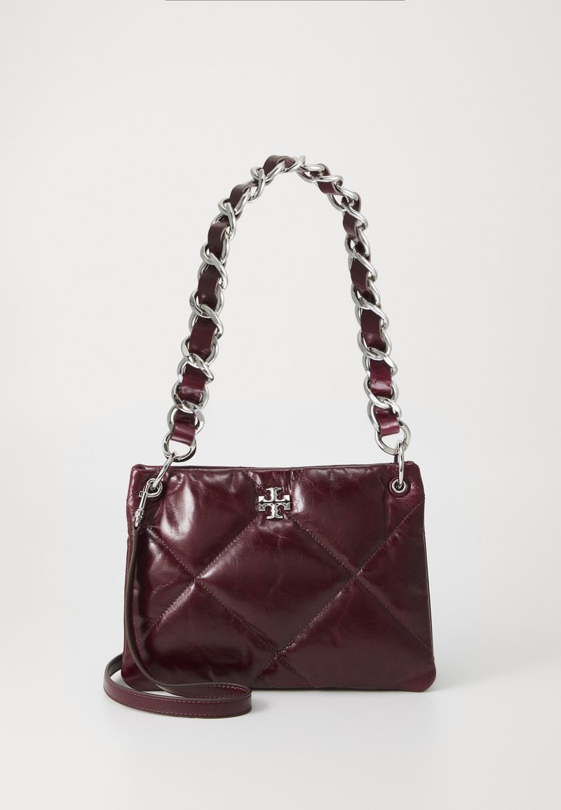 Burgundi színű steppelt bőr kézitáska ezüst lánccal és bőr vállpánttal, középen díszes logóval.
