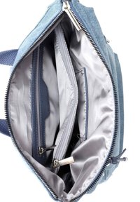 Denimblå väska med ett huvudfack med grå satinfoder, flera fickor och silverfärgad dragkedja för säker förvaring.