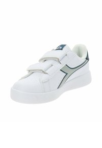 Scarpa sportiva bianca con tomaia in pelle texture, accenti blu scuro, doppie cinghie in Velcro e suola in gomma per maggiore aderenza.
