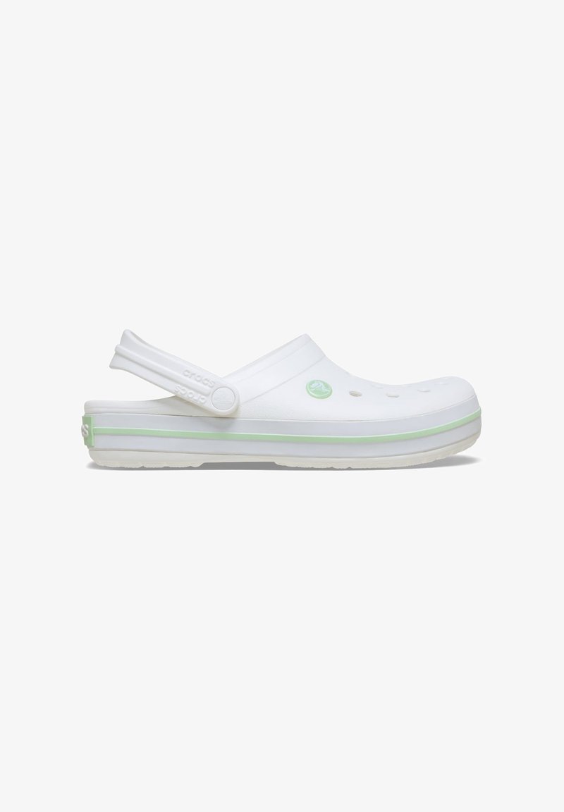 Sabot blanc à enfiler avec une bande verte sur la semelle, des trous de ventilation sur le dessus et une bride au talon.