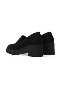 Chaussures noires en daim à enfiler avec un talon carré et une semelle en gomme épaisse, présentant des détails texturés sur le dessus et des coutures latérales.