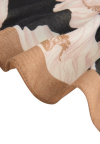 Blomstret stof med en blanding af pink, beige og sorte farver. Teksturen er glat, med en subtil glans og en bølget kant.