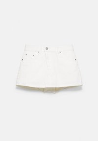 Mini-jupe en denim blanc avec bouton et fermeture éclair à l'avant, passants de ceinture et design à cinq poches sur fond blanc.