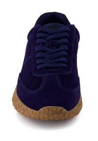 Sneaker in suede blu scuro con suola in gomma tan testurizzata e lacci blu scuro abbinati, vista frontale.