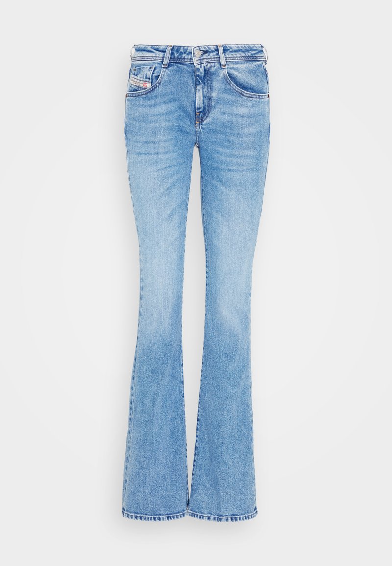 Hellblaue Schlagjeans mit einem verblassten Waschung, Fünf-Taschen-Design und Reißverschluss. Mit gestickten Akzenten und einem ausgefransten Saum.