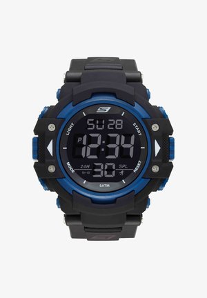 Montre de sport numérique noire et bleue affichant 12:34 avec jour, date, mode 24h et résistance à l'eau 5 ATM sur un bracelet noir.