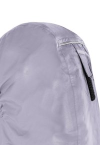 Hellblauer Rucksack aus glattem Stoff mit einem zugezogenen oberen Teil und einem seitlichen Tragegurt. Minimalistisches Design ohne sichtbare Befestigungen.