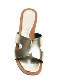 Sandalia tipo slide metálica en color dorado con una superficie lisa y brillante, que presenta un diseño troquelado en las correas y una suela acolchada de color marrón.