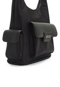 Borsa a mano nera in nylon con due tasche frontali, apertura con zip, texture liscia e dettagli metallici del logo. Design compatto e ben strutturato.