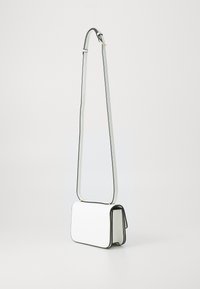 Borsa a tracolla in pelle bianca con rifiniture nere, forma rettangolare, design piatto, tracolla regolabile, dettagli in hardware dorato e texture minimale.