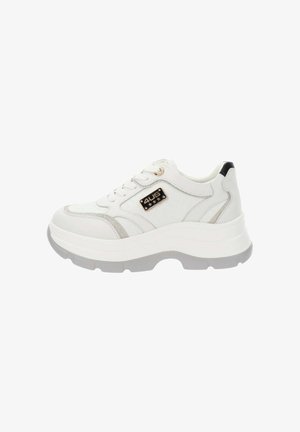 Baskets blanches avec une tige en cuir texturé, des accents argentés et une épaisse semelle grise. Comprend des lacets ronds et une plaque logo sur le côté.