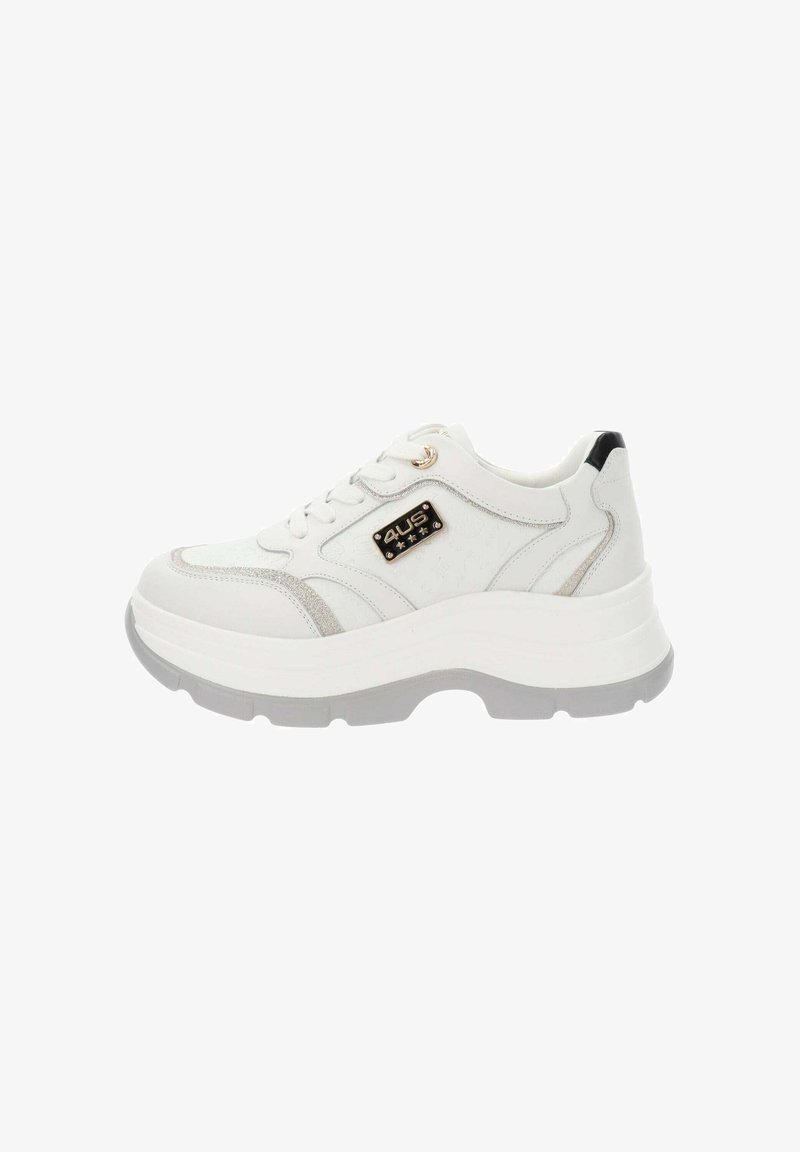 Witte sneaker met een bovenwerk van getextureerd leer, zilveren accenten en een dikke grijze buitenzool. Voorzien van ronde veters en een logo-plaatje aan de zijkant.