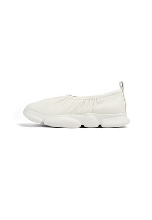 Scarpe slip-on bianche con una tomaia in tessuto arricciato e una suola flessibile caratterizzata da un motivo testurizzato. Punta arrotondata e linguetta sul retro.