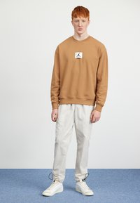 Jordan M J ESS STMT FLC CREW - Sweatshirt - legend dk brown