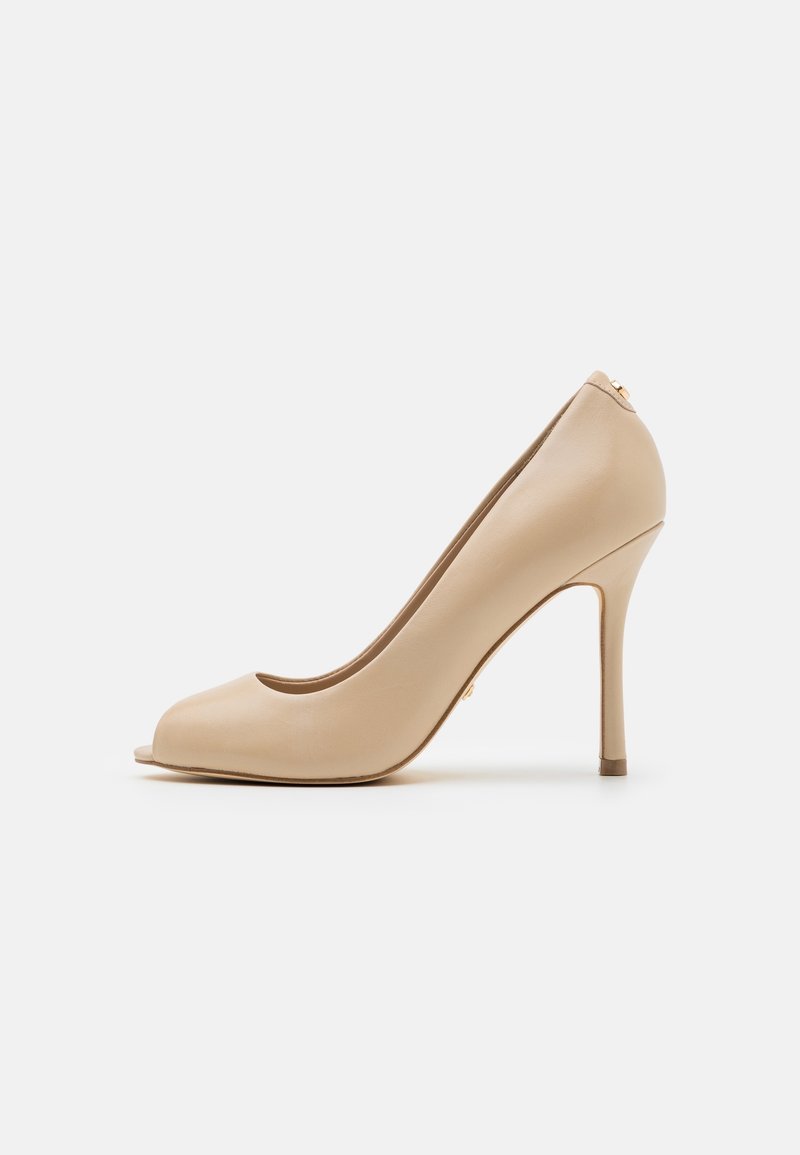 Chaussure à talon haut ouverte en cuir beige avec une texture lisse, un talon stiletto fin et un accent doré à l'arrière.