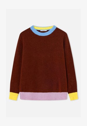 Pull marron à manches longues avec col bleu clair, poignets jaunes et ourlet côtelé lavande, posé à plat sur fond blanc.