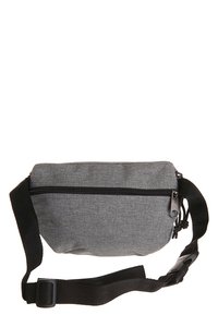 Sac en bandoulière en tissu gris avec une poche zippée, une sangle noire réglable et une surface texturée. Design compact et pratique.