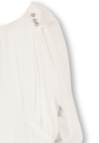 Robe en chiffon blanc à manches longues, avec des fronces à la taille et trois boutons argentés à l'épaule en guise d'accent.