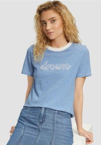 Blauwe en witte gestreepte t-shirt met een ronde witte halslijn, voorzien van "droom" in witte borduursel op de voorkant. Korte mouwen, casual pasvorm.