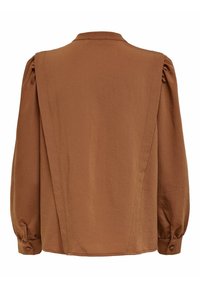 Blouse marron à manches longues avec col, épaules bouffantes, texture douce et fermetures à boutons aux poignets. Design épuré et minimaliste.