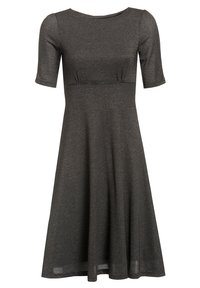 Robe texturée noire et blanche mi-longue aux genoux avec manches courtes et taille ajustée, présentée sur un fond blanc uni.