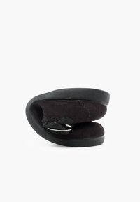 Impugnatura in gomma nera con superficie rivestita in suede, forma curvata e anello in metallo per il fissaggio, progettata per supporto ergonomico.