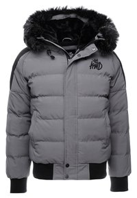 Grå puffjacka med avtagbar svart fuskpäls-hette, framfickor, ribbade ärmslut och en logotyp broderad på bröstet.