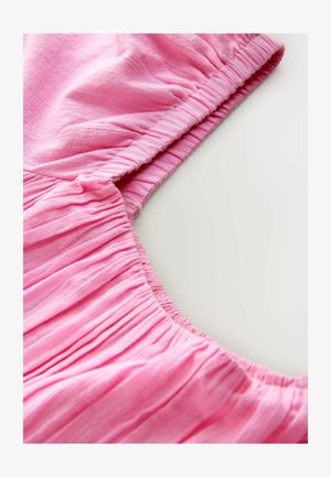 Țesătură roz cu o textură moale, având volane strânse pe margine și un decolteu elastic. Design simplu și culoare vibrantă.