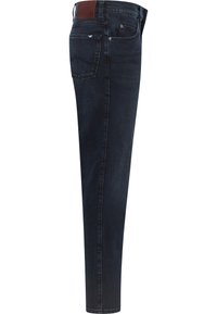 Tumed sinise denim kangast püksid saleda lõikega, viie taskuga stiilis ja pruuni nahast vöökohaga. Silmapaistev tekstuur, minimalistlikud tikandid.