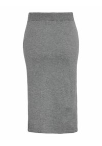 Jupe tricotée grise, longueur genou, ajustée, avec une taille élastique haute, présentée sur fond blanc.