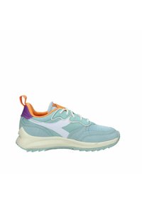 Sneaker azzurro chiaro con texture in rete e suede, dettagli bianchi, fodera interna arancione e linguetta sul tallone viola. Presenta una suola supportiva e chiusura con lacci.