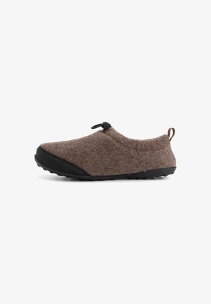 Bruine instap schoen met zwarte rubberen zool, neusbeschermer en verstelbare trekker sluiting op een witte achtergrond.