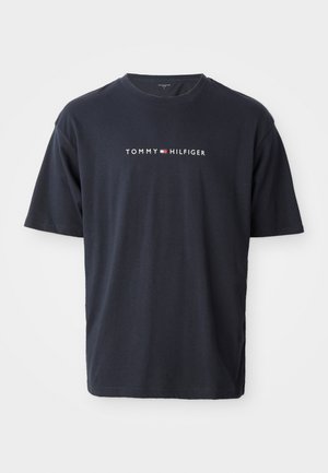 Granatowa bawełniana koszulka z krótkim rękawem, z okrągłym dekoltem, z białym napisem "TOMMY HILFIGER" oraz czerwono-biało-niebieskim logo umieszczonym na środku.