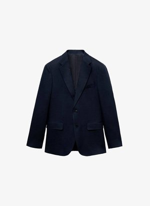 Modra blazera z izrezom, dvema gumboma, žepi s preklopom in teksturirano tkanino. Notranjost je obložena v kontrastnem materialu.