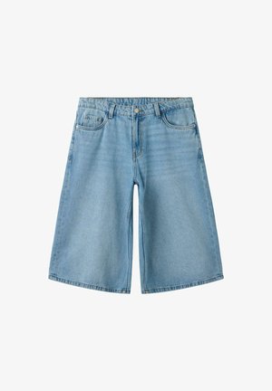 Hele sinised teksade põlvpikad püksid ees olevate nuppude, tõmbluku, vööaasade ja viie taskuga, asetatud valgele taustale.